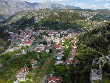 Stolac, Bosna i Hercegovina, panorama grada. Snimak dronom grada, kuća, trgova i ulica.