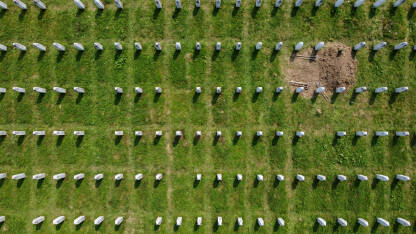 Memorijalni centar Potočari, Srebrenica. Memorijalni centar Potočari, Srebrenica. Mezari u memorijalnom centru, snimak dronom.