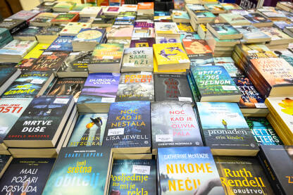 Sarajevski sajam knjige. Izlaganje i prodaja knjiga. Izbor knjiga izloženih u prodavnici. Kolekcija knjiga na policama u radnji.