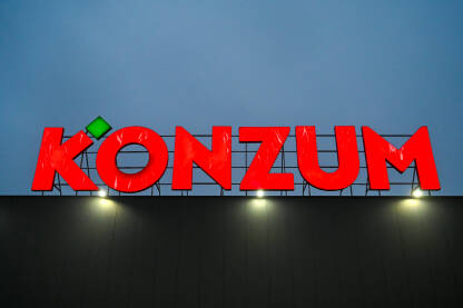 Konzum logo na trgovini. Konzum logo na trgovini. Lanac supermarketa.