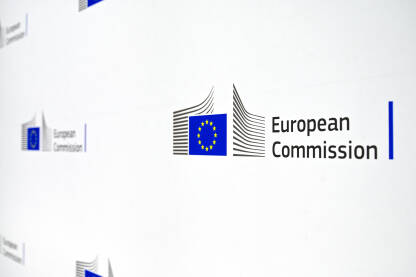 Logo Evropske komisije na bijeloj pozadini. Evropska komisija je glavno izvršno tijelo EU. Često se naziva Vlada EU.