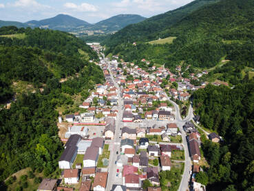 Kreševo, Bosna i Hercegovina, panoramski snimak. Mjesto Kreševo u centralnoj BiH, snimci dronom.
