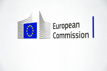 Logo Evropske komisije na bijeloj pozadini. Evropska komisija je glavno izvršno tijelo EU. Često se naziva Vlada EU.