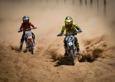 Vozač cross motora tokom trke. Motocross trka. Takmičenje u vožnji cross motora.