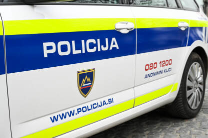 Ljubljana, Slovenija: Policijski automobil na ulici.  Policijski patrolni automobil parkiran na ulici u Ljubljani.