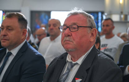 Vladimir Šeks, hrvatski političar i bivši predsjednik Sabora. Krupni plan Vladimira Šeksa, političkog veterana iz Hrvatske, tokom javnog događaja.