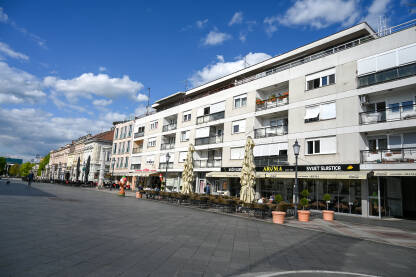 Slavonski Brod, Hrvatska: Zgrade u centru grada. Ljudi šetaju ulicom.