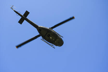 Helikopter u letu. Helikopter Oružanih snaga Bosne i Hercegovine tokom misije.