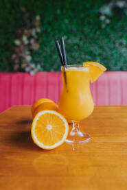 Sok od narančeu staklenoj čaši na stolu