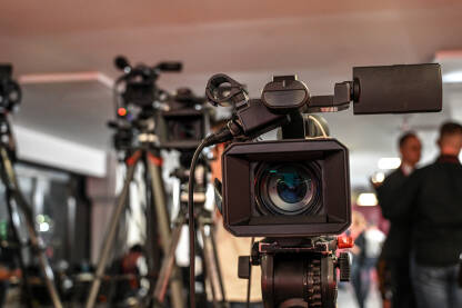 Profesionalna video kamera u studiju. Konferencija za novinare. Snimanje press konferencije video kamerom. Novinarstvo.
