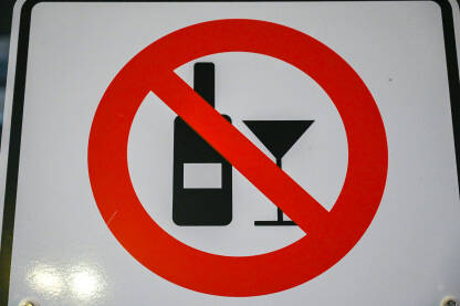 Zabranjeno konzumiranje alkohola na javnim mjestima. Znak zabrane konzumacije alkoholnih pića. Simbol zabrane.
