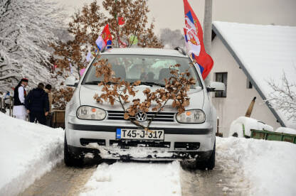 Automobil sa srpskim zastavama na Badnji Dan