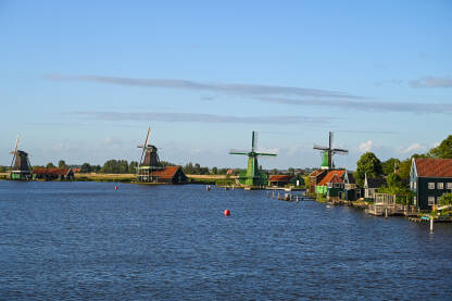 Stare vjetrenjače uz rijeku u Nizozemskoj.