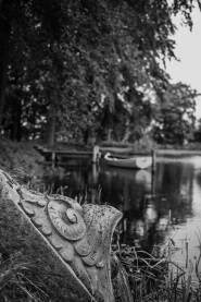 Betonska figura i čamac na malom jezeru u Danskoj