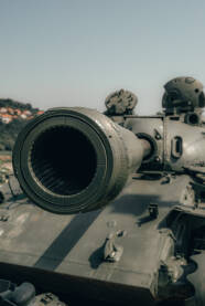 U mjestu Karuše, južno od Doboja, grada na sjeveru Bosne i Hercegovine, nalazi se "Groblje tenkova". Mjesto na kojem se mogu vidjeti dva tenka i transporter zaostali iz rata u BiH 1992.-1995.