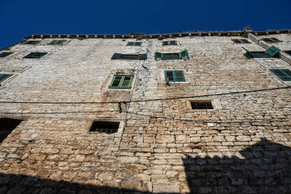Stara kamena zgrada sa drvenim prozorima. Šibenik, Hrvatska.