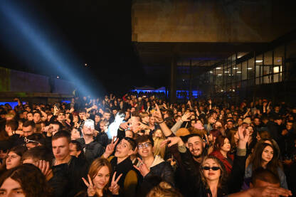 Publika ispred bine na festivalu. Mladi ljudi na rock koncertu.
