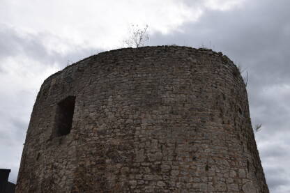 Kula je dio odbrambenih zidina u Jajcu. Kroz vijekove je bila dograđivana i imala je pretežno stratešku namjenu. Za nju se vežu i gradske legende.