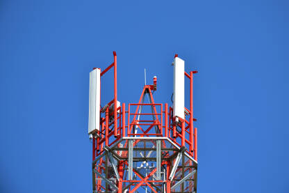 Telekomunikacioni toranj sa vedrim nebom u pozadini