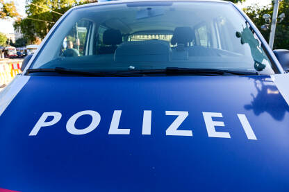 Policijsko patrolno vozilo parkirano na ulici u Beču, Austrija. Auto austrijske policije na ulici.  
​