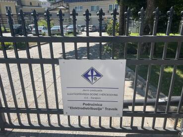 Tabla ispred zgrade Elektrodistribucije u Travniku