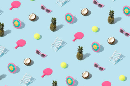 Ljetna pozadina s kokosom, ananasom, stolicom za plažu, sunčanim naočalama, teniskom lopticom, reketom i kišobranom za koktel.
