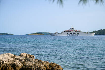 Hrvatski trajekt kojim upravlja Jadrolinija. Putnički brod koji plovi Jadranskim morem. Putovanje trajektom.