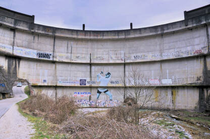 Brana na rijeci Baščici u naselju Idbar,  općina Konjic, BiH. Izgrađena 1959. godine