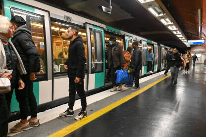Pariz, Francuska: Putnici ulaze u voz podzemne željeznice. Stanica podzemne željeznice. Javni transport u Parizu.
