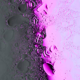 Apstraktna macro fotografija kapljica osvijetljenih neon pink bojom u gradaciji tonova od svijetle i pastelne do tamnih. Background, podloga, pozadina, copy space.