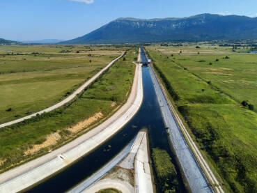 Kanal u Livanjskom polju, snimak dronom. Voda u kanalu. Sistem navodnjavanja i odvođenja viška vode iz polja.