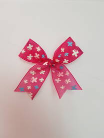 Mašna za ukrašavanje poklona, u obliku leptira, crvene boje, sa plavim, bijelim i crvenim leptirićima na materijalu