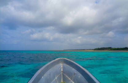 čamac,plava voda i Zanzibar.