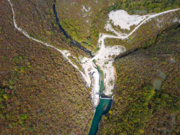 Hidroelektrana i betonska brana izgrađena na rijeci. Uništavanje prirode. Rijeka Sana, BiH.