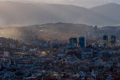 Panoramski pogled na Sarajevo.
Zalazak sunca .