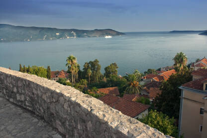 Forte Mare Herceg Novi, Crna Gora Forte Mare Herceg Novi - Dio stare kamene tvrđave, pogled na more. U prevodu znači Morska tvrđava. Nalazi se u južnom delu Starog Grada u Herceg Novom