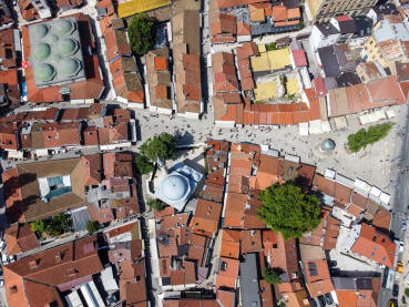 Sarajevo, BiH, panorama Baščaršije. Sarajevo, BiH, panorama Baščaršije. Snimak dronom starog grada. Ulice i zgrade.