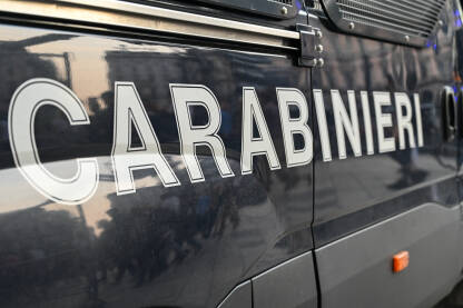 Patrolno vozilo karabinjera na ulici u Italiji. Policijska patrola. Natpis Karabinjeri na crnom kombiju.