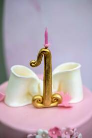Zlatni broj 1 sa svjećicom kao ukras za tortu.
