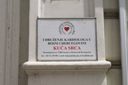 Tabla na ulazu udruženja kardiologa u Bosni i Hercegovini