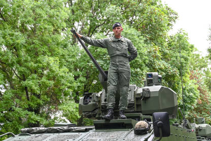 Vojnik na oklopnom borbenom vozilu. Hrvatska vojska u Kninu.