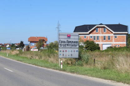 Tabla na ulazu u grad Prijedor