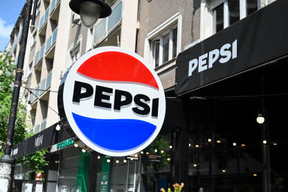 Pepsi natpis iznad kafića. Simbol pića Pepsi. Pepsi logo. Bezalkoholno piće.