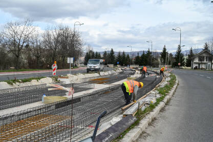 Radnici sa zaštitnom opremom na gradilištu. Radnici na zaštitnom opremom na gradilištu. Radnici rade na izgradnji pruge.