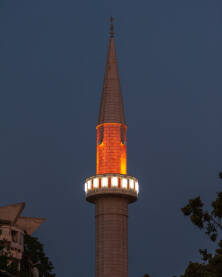 Minaret - munara Mornarske džamije u Ulcinju nakon zalaska sunca