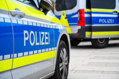 Policijski patrolni automobil parkiran na ulici u Njemačkoj. Auto njemačke policije na ulici. Pogled sa strane na policijski automobil s natpisom "Polizei".
