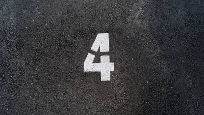 Broj četiri na asfaltu