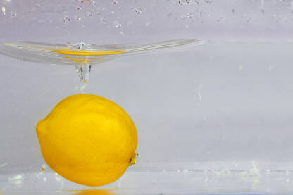 Limun u vodi, izolirano na bijeloj pozadini