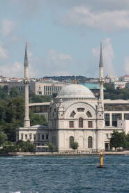Ortakoy džamija u Istanbulu na obali Bosfora
