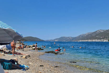 Turisti na plaži u Neumu. Ljudi se kupaju i sunčaju u Nemu, BiH. Ljetni godišnji odmor. Turizam.